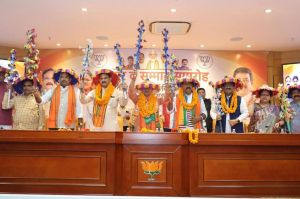 पूजा अर्चना कर हर्षोल्लास के साथ किसान मोर्चा अध्यक्ष ने सम्हाला दायित्व पूजा अर्चना कर हर्षोल्लास के साथ किसान मोर्चा अध्यक्ष ने सम्हाला दायित्व