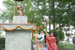  पूर्व महापौर स्वर्गीय बलबीर सिंह जुनेजा को  पुण्यतिथि पर महापौर मीनल चौबे ने दी आदरांजलि