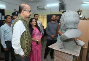 खैरागढ़ विश्वविद्यालय में असम के प्रसिद्ध साहित्यकार रघुनाथ चौधरी की कांस्य प्रतिमा का निर्माण