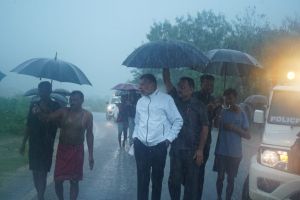 भारी बारिश के बीच भाजपा प्रदेश अध्यक्ष किरण सिंह देव ने परियागुड़ा पहुंचकर स्थिति का जायजा लिया 