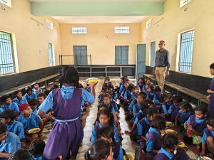 प्रोजेक्ट ‘आओ बांटे खुशियां’ से बच्चों के चेहरों में खिली मुस्कान प्रोजेक्ट ‘आओ बांटे खुशियां’ से बच्चों के चेहरों में खिली मुस्कान