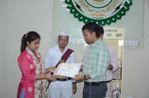 स्मृति पुस्तकालय योजना: ऋषिका श्रीवास्तव ने जिला प्रशासन को पुस्तकें दान की स्मृति पुस्तकालय योजना: ऋषिका श्रीवास्तव ने जिला प्रशासन को पुस्तकें दान की