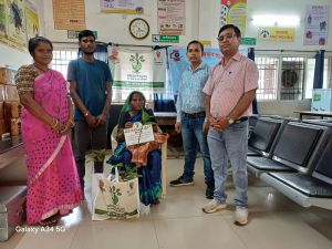 बच्चों के जन्म पर माताओं को फलदार पौधों की भेंट बच्चों के जन्म पर माताओं को फलदार पौधों की भेंट