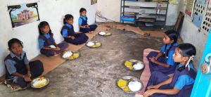 धुएं से मुक्ति और आहार से बच्चो को मिल रही शक्ति धुएं से मुक्ति और आहार से बच्चो को मिल रही शक्ति