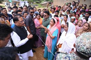 प्रशासन की तत्परता: बाढ़ प्रभावितों को मिला राशन प्रशासन की तत्परता: बाढ़ प्रभावितों को मिला राशन