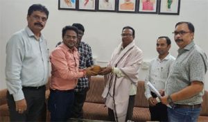 जिला प्रशासन की संवेदनशील पहल : सेवानिवृत्त शिक्षकों को तत्काल पेंशन आदेश प्रदान जिला प्रशासन की संवेदनशील पहल : सेवानिवृत्त शिक्षकों को तत्काल पेंशन आदेश प्रदान