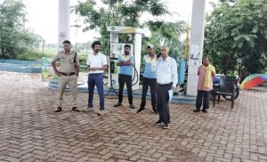 बिना हेलमेट पहने दोपहिया वाहन चालकों को पेट्रोल देने पर केकेएस पेट्रोल पंप लाटाबोड़ को किया गया सील बिना हेलमेट पहने दोपहिया वाहन चालकों को पेट्रोल देने पर केकेएस पेट्रोल पंप लाटाबोड़ को किया गया सील