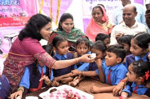 कलेक्टर ने अपने जन्मदिन पर मंगलतराई के स्कूली बच्चों को दिया न्योता भोज कलेक्टर ने अपने जन्मदिन पर मंगलतराई के स्कूली बच्चों को दिया न्योता भोज