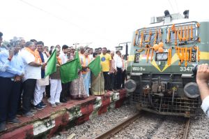 रामभक्तों से भरी ट्रेन को अयोध्या के लिए किया रवाना रामभक्तों से भरी ट्रेन को अयोध्या के लिए किया रवाना