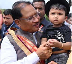  सरल और सहज मुख्यमंत्री विष्णु देव साय का दिखा अपनत्व, नन्हे इवान को गोद में लेकर किया दुलार