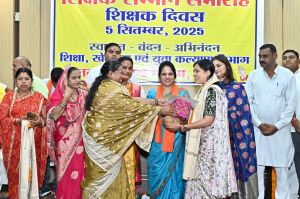 महापौर मीनल ने सभापति सूर्यकान्त, शिक्षा, खेलकूद, युवा कल्याण विभाग अध्यक्ष नंदकिशोर, एमआईसी सदस्यों, पार्षदों सहित शिक्षक दिवस पर किया नगर निगम स्कूलों के 63 शिक्षक - शिक्षिकाओं का अभिनन्दन