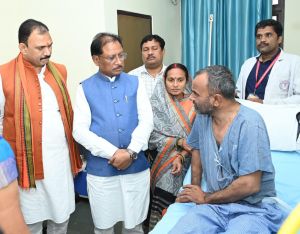  मुख्यमंत्री ने एम्स  में भर्ती  विशंभर यादव का जाना कुशलक्षेम : इलाज के लिए 5-5 लाख की आर्थिक सहायता