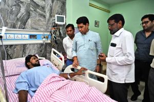 मंत्री टंक राम वर्मा ने अस्पताल पहुँचकर मरीज का जाना हालचाल मंत्री टंक राम वर्मा ने अस्पताल पहुँचकर मरीज का जाना हालचाल