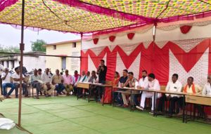 असामाजिक गतिविधियों पर ग्रामीण व्यवस्था के तहत रोक लगाने की कवायत को लेकर हुई बैठक असामाजिक गतिविधियों पर ग्रामीण व्यवस्था के तहत रोक लगाने की कवायत को लेकर हुई बैठक