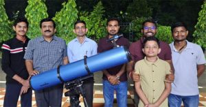 डॉ. दिनेश मिश्र ने चंद्रग्रहण में रविशंकर विश्वविद्यालय के छात्रों से किया संवाद डॉ. दिनेश मिश्र ने चंद्रग्रहण में रविशंकर विश्वविद्यालय के छात्रों से किया संवाद