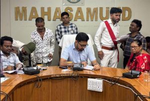 कलेक्टर ने जन चौपाल में सुनी आम जनों की समस्याएं कलेक्टर ने जन चौपाल में सुनी आम जनों की समस्याएं