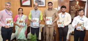  राज्यपाल श्री डेका ने पासपोर्ट कार्यालय की राजभाषा पत्रिका महतारी का विमोचन किया