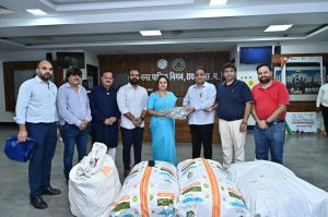 महापौर को बस्तर के बाढ़ प्रभावित क्षेत्रों में वितरण करने 300 से अधिक थाली सेट प्रदत्त महापौर को बस्तर के बाढ़ प्रभावित क्षेत्रों में वितरण करने 300 से अधिक थाली सेट प्रदत्त