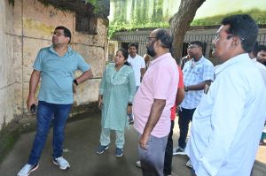 आयुक्त ने खुर्सीपार में पूर्व निर्मित अटल आवास का किया निरीक्षण आयुक्त ने खुर्सीपार में पूर्व निर्मित अटल आवास का किया निरीक्षण