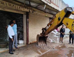 निगम ने नाली के उपर से अवैध अतिक्रमण को हटाया निगम ने नाली के उपर से अवैध अतिक्रमण को हटाया