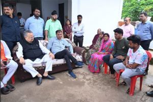 विधानसभा अध्यक्ष ने बजरंगपुर-नवागांव प्रकरण में पीडि़त परिवारों से मुलाकात की और उन्हें सांत्वना दी विधानसभा अध्यक्ष ने बजरंगपुर-नवागांव प्रकरण में पीडि़त परिवारों से मुलाकात की और उन्हें सांत्वना दी