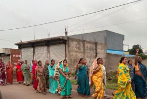 कुरूद में महिलाओं ने रैली निकाल असामाजिक गतिविधियों से दूर रहने ग्रामीणों को ताकीद की कुरूद में महिलाओं ने रैली निकाल असामाजिक गतिविधियों से दूर रहने ग्रामीणों को ताकीद की