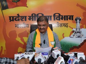 बैज बस्तर के विकास के लिए ब्रिज नहीं, बैरियर हैं : संतोष पांडेय