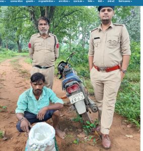 32.6 लीटर महुआ शराब जब्त, दो आरोपी गिरफ्तार 32.6 लीटर महुआ शराब जब्त, दो आरोपी गिरफ्तार