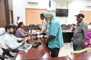 सीमांकन के बाद भी कब्जाधारी जमीन खाली नहीं कर रहा, वृद्ध ने जनदर्शन में लगाई गुहार सीमांकन के बाद भी कब्जाधारी जमीन खाली नहीं कर रहा, वृद्ध ने जनदर्शन में लगाई गुहार