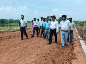 कलेक्टर श्री लंगेह ने गढ़फूलझर में पाथवे, चौपाटी एवं उद्यान निर्माण कार्यों का किया निरीक्षण कलेक्टर श्री लंगेह ने गढ़फूलझर में पाथवे, चौपाटी एवं उद्यान निर्माण कार्यों का किया निरीक्षण