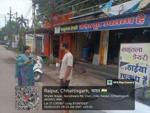 नगर निगम स्वास्थ्य अधिकारी ने शकुंतला डेयरी के सामने मुख्य मार्ग पर एक नागरिक द्वारा कचरा डालने पर उन्हें समझाईश दी नगर निगम स्वास्थ्य अधिकारी ने शकुंतला डेयरी के सामने मुख्य मार्ग पर एक नागरिक द्वारा कचरा डालने पर उन्हें समझाईश दी