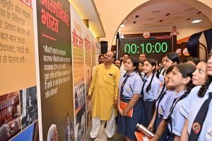 सभापति सूर्यकान्त राठौड़ ने यशस्वी प्रधानमंत्री मोदी की जीवनी पर आधारित फोटो प्रदर्शनी का ऐतिहासिक टाउनहाल में बीपी पुजारी स्कूल के विद्यार्थियों सहित किया प्रत्यक्ष निरीक्षण सभापति सूर्यकान्त राठौड़ ने यशस्वी प्रधानमंत्री मोदी की जीवनी पर आधारित फोटो प्रदर्शनी का ऐतिहासिक टाउनहाल में बीपी पुजारी स्कूल के विद्यार्थियों सहित किया प्रत्यक्ष निरीक्षण