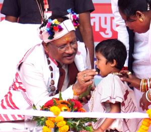 मुख्यमंत्री साय का आत्मीय और वात्सल्यपूर्ण व्यवहार : नन्ही बच्ची भूमिका बघेल को दुलारते हुए खिलाया महुआ लड्डू मुख्यमंत्री साय का आत्मीय और वात्सल्यपूर्ण व्यवहार : नन्ही बच्ची भूमिका बघेल को दुलारते हुए खिलाया महुआ लड्डू