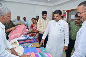 ग्रामोद्योग मंत्री गजेन्द्र यादव ने किया हाथकरघा बुनकर संघ के गोदाम का अवलोकन ग्रामोद्योग मंत्री गजेन्द्र यादव ने किया हाथकरघा बुनकर संघ के गोदाम का अवलोकन