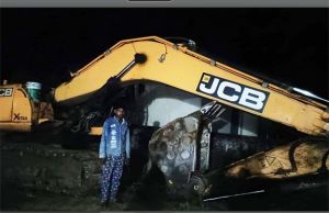 अवैध रेत उत्खनन पर कड़ी कार्रवाई, एक चैन माउंटेन वाहन जप्त अवैध रेत उत्खनन पर कड़ी कार्रवाई, एक चैन माउंटेन वाहन जप्त