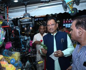 *जीएसटी बचत उत्सव का जायजा लेने बाजार पहुंचे मुख्यमंत्री श्री साय* *जीएसटी बचत उत्सव का जायजा लेने बाजार पहुंचे मुख्यमंत्री श्री साय*