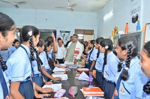 मंत्री श्री यादव ने किया स्कूलों का आकस्मिक निरीक्षण मंत्री श्री यादव ने किया स्कूलों का आकस्मिक निरीक्षण