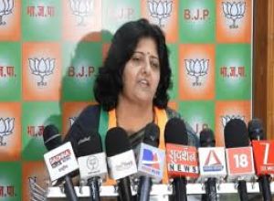   अपने अस्तित्व की लड़ाई लड़ रही कांग्रेस - शताब्दी पांडेय