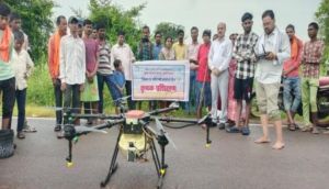 धान की फसल में ड्रोन तकनीक का प्रदर्शन, किसानों को दी गई तकनीकी जानकारी