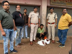  8.28 बल्क लीटर अवैध मदिरा के साथ गंज भट्टी के पास से आरोपी गिरफ्तार