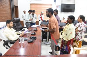 वार्डवासियों ने सरकारी जमीन से अतिक्रमण हटाने जनदर्शन में लगाई गुहार वार्डवासियों ने सरकारी जमीन से अतिक्रमण हटाने जनदर्शन में लगाई गुहार