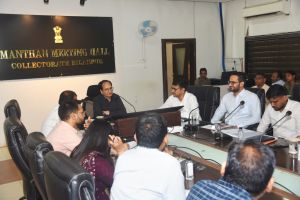  कलेक्टर ने की प्राथमिकता वाली योजनाओं की समीक्षा