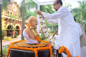 राष्ट्रपिता महात्मा गांधी की जयंती पर राज्यपाल ने माल्यार्पण कर दी श्रद्धांजलि राष्ट्रपिता महात्मा गांधी की जयंती पर राज्यपाल ने माल्यार्पण कर दी श्रद्धांजलि