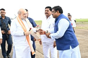 केंद्रीय गृह मंत्री अमित शाह का रायपुर आगमन, शिक्षा मंत्री गजेन्द्र यादव ने किया आत्मीय स्वागत केंद्रीय गृह मंत्री अमित शाह का रायपुर आगमन, शिक्षा मंत्री गजेन्द्र यादव ने किया आत्मीय स्वागत