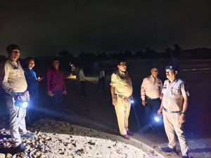 जांजगीर-चांपा में पिकनिक मनाने गए पांच लोग नदी में डूबे जांजगीर-चांपा में पिकनिक मनाने गए पांच लोग नदी में डूबे