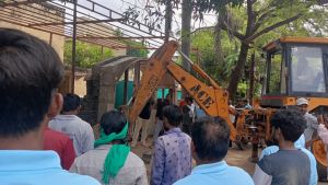  नाली पर कब्जा जमाकर सड़क तक बनाई अवैध बाउंड्रीवाल को तोड़ा