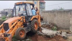 डुमरतराई में लगभग 20 हजार वर्गफीट अवैध प्लाटिंग पर अवैध बाउंड्रीवाल को तोड़ा