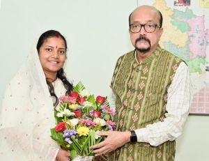    महिला एवं बाल विकास मंत्री लक्ष्मी राजवाड़े ने राज्यपाल रमेन डेका से की सौजन्य भेंट