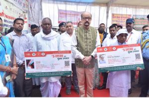  राज्यपाल  रमेन डेका ने पीएम आवास योजना के हितग्राहियों को किया सम्मानित