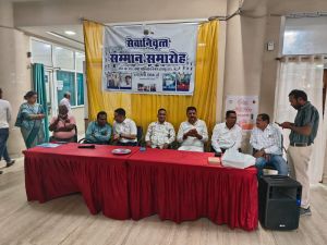  निगम सहायक राजस्व निरीक्षक  महेश पाठक  सेवानिवृत्त होने पर सम्मानित